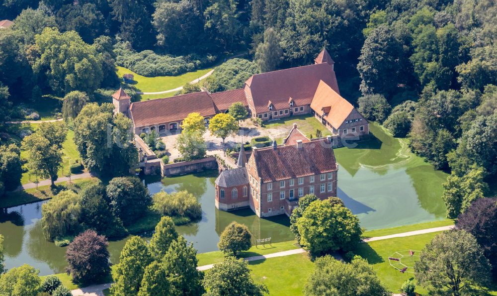 Havixbeck von oben - Wassergraben mit Wasserschloß Schloss Burg Hülshoff in Havixbeck im Bundesland Nordrhein-Westfalen, Deutschland