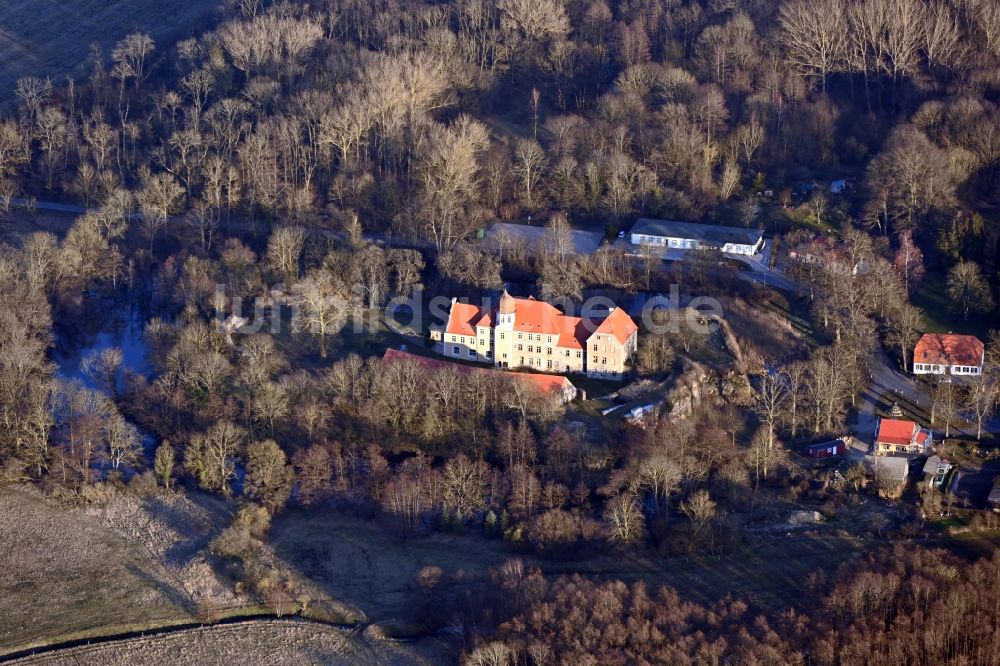 Luftaufnahme Spantekow - Wassergraben mit Wasserschloß Schloss Burg Spantekow in Spantekow im Bundesland Mecklenburg-Vorpommern, Deutschland