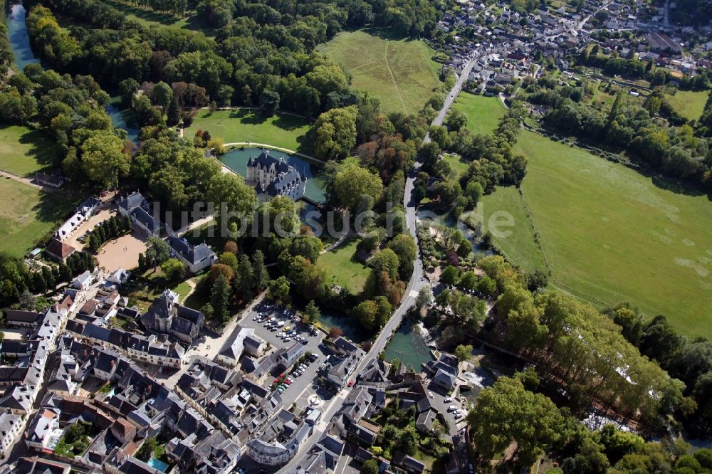 Luftaufnahme Azay le Rideau - Wassergraben mit Wasserschloß Schloss Chateau Azay le Rideau in Azay le Rideau in Centre-Val de Loire, Frankreich