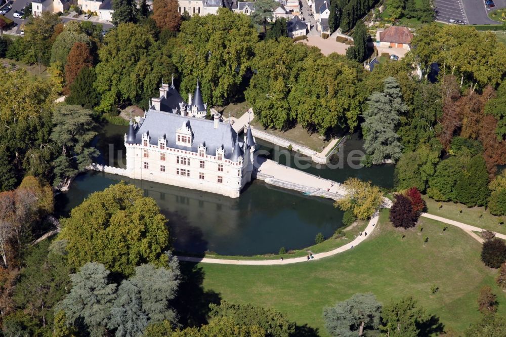 Azay le Rideau aus der Vogelperspektive: Wassergraben mit Wasserschloß Schloss Chateau Azay le Rideau in Azay le Rideau in Centre-Val de Loire, Frankreich