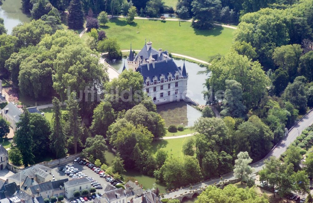 Luftbild Azay le Rideau - Wassergraben mit Wasserschloß Schloss Chateau Azay le Rideau in Azay le Rideau in Centre-Val de Loire, Frankreich