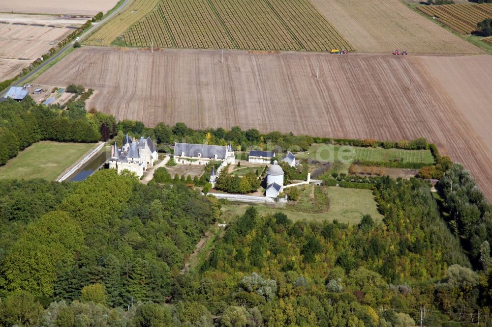 Luftaufnahme Saint Martin de la Place - Wassergraben mit Wasserschloß Schloss Chateau de Boumois in Saint Martin de la Place in Pays de la Loire, Frankreich