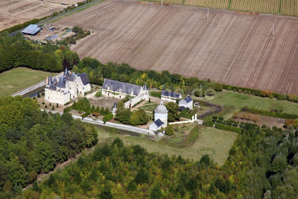 Saint Martin de la Place von oben - Wassergraben mit Wasserschloß Schloss Chateau de Boumois in Saint Martin de la Place in Pays de la Loire, Frankreich