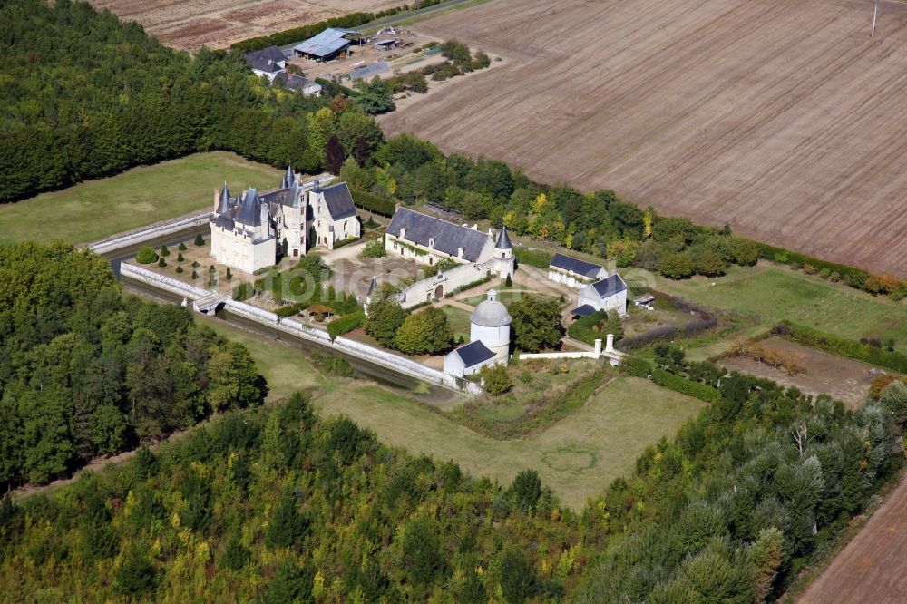 Saint Martin de la Place aus der Vogelperspektive: Wassergraben mit Wasserschloß Schloss Chateau de Boumois in Saint Martin de la Place in Pays de la Loire, Frankreich