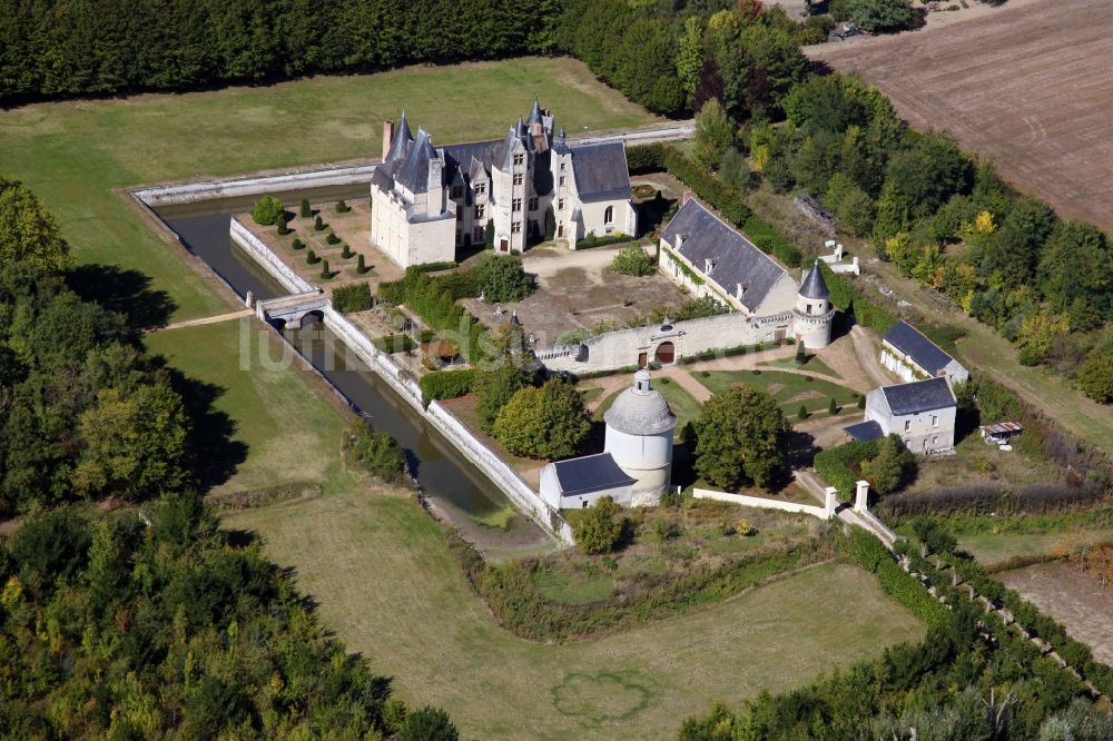 Luftaufnahme Saint Martin de la Place - Wassergraben mit Wasserschloß Schloss Chateau de Boumois in Saint Martin de la Place in Pays de la Loire, Frankreich