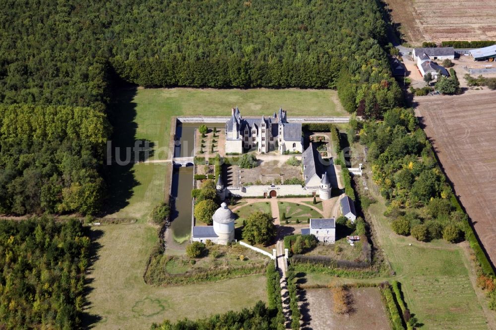 Saint Martin de la Place von oben - Wassergraben mit Wasserschloß Schloss Chateau de Boumois in Saint Martin de la Place in Pays de la Loire, Frankreich