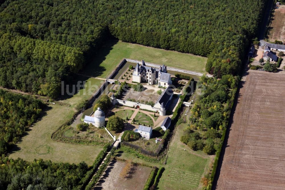 Luftbild Saint Martin de la Place - Wassergraben mit Wasserschloß Schloss Chateau de Boumois in Saint Martin de la Place in Pays de la Loire, Frankreich