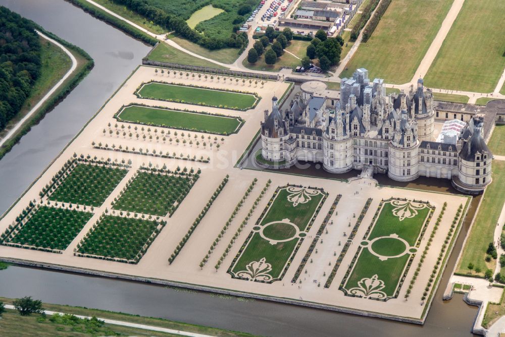 Luftbild Chambord - Wassergraben mit Wasserschloß Schloss Chateau de Chambord in Chambord in Centre-Val de Loire, Frankreich