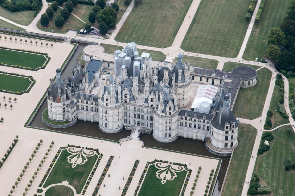 Luftaufnahme Chambord - Wassergraben mit Wasserschloß Schloss Chateau de Chambord in Chambord in Centre-Val de Loire, Frankreich