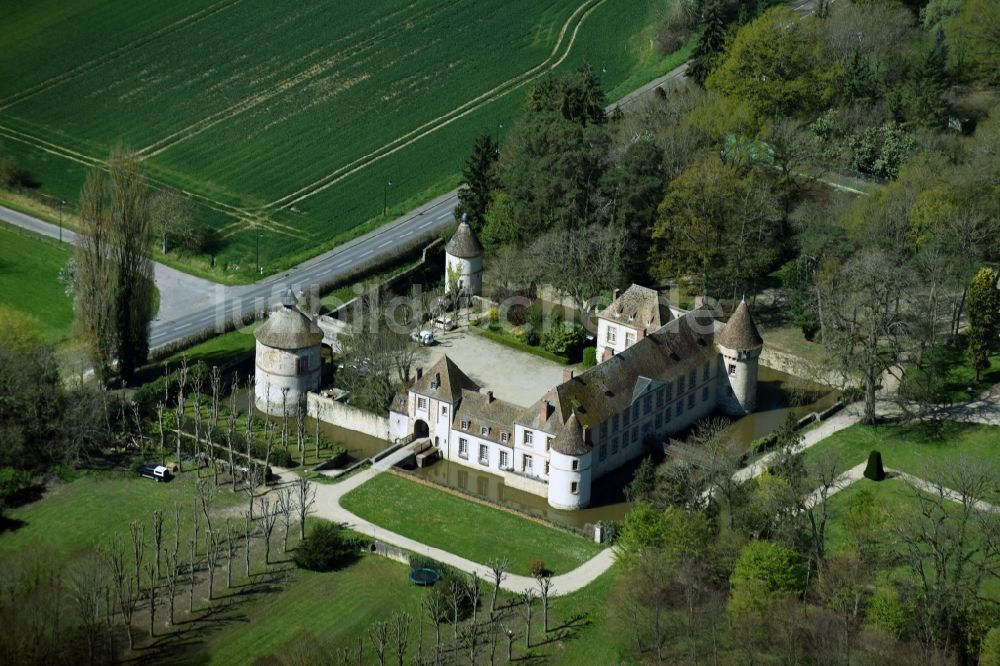 Luftbild Senlisse - Wassergraben mit Wasserschloß Schloss Chateau de la Cour Senlisse Rue de la Cour Senlisse in Senlisse in Ile-de-France, Frankreich