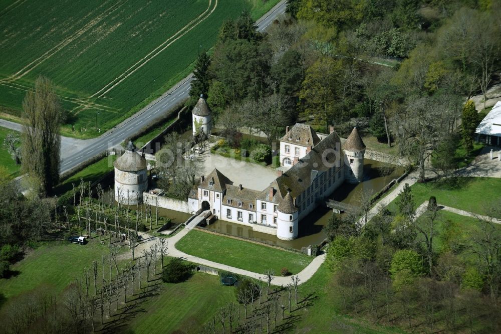 Luftaufnahme Senlisse - Wassergraben mit Wasserschloß Schloss Chateau de la Cour Senlisse Rue de la Cour Senlisse in Senlisse in Ile-de-France, Frankreich