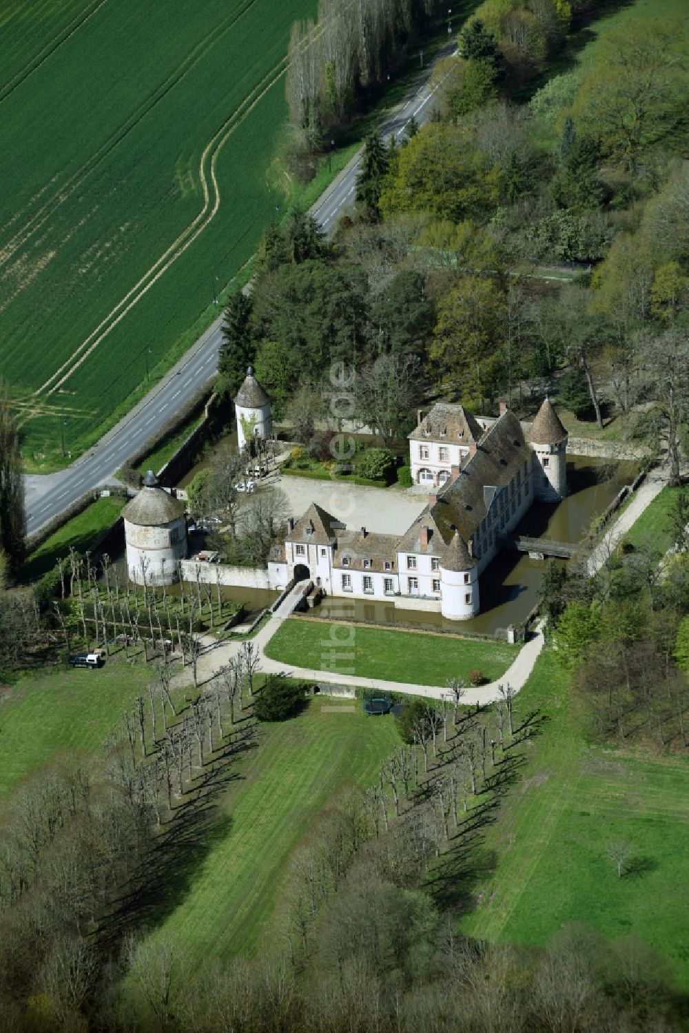 Senlisse von oben - Wassergraben mit Wasserschloß Schloss Chateau de la Cour Senlisse Rue de la Cour Senlisse in Senlisse in Ile-de-France, Frankreich