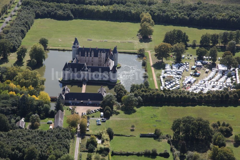 Ecuille von oben - Wassergraben mit Wasserschloß Schloss Chateau du Plessis bourre in Ecuille in Pays de la Loire, Frankreich