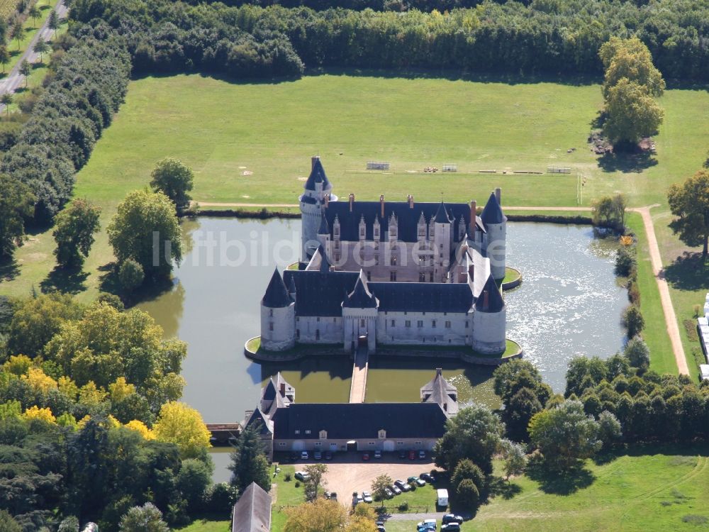 Ecuille aus der Vogelperspektive: Wassergraben mit Wasserschloß Schloss Chateau du Plessis bourre in Ecuille in Pays de la Loire, Frankreich