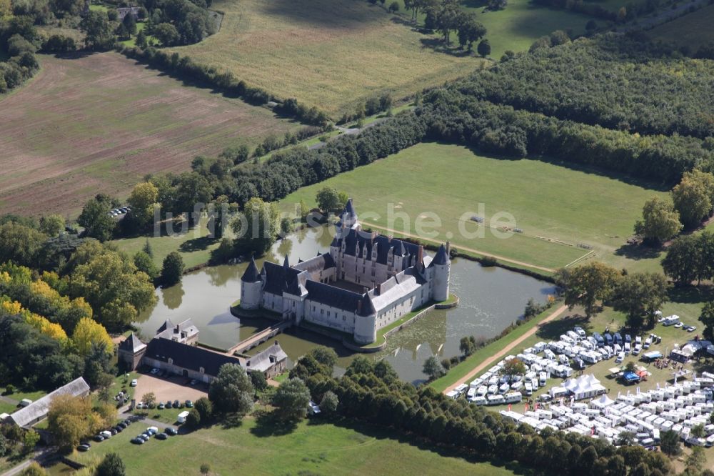 Luftaufnahme Ecuille - Wassergraben mit Wasserschloß Schloss Chateau du Plessis bourre in Ecuille in Pays de la Loire, Frankreich