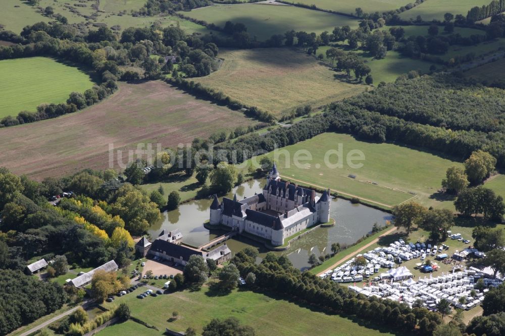 Ecuille von oben - Wassergraben mit Wasserschloß Schloss Chateau du Plessis bourre in Ecuille in Pays de la Loire, Frankreich