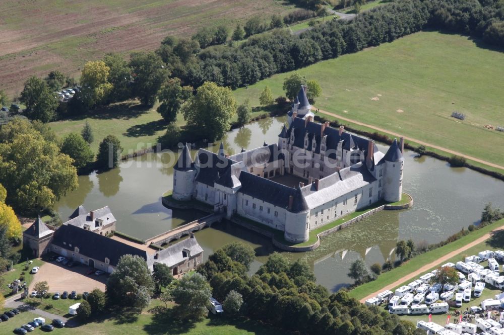 Luftbild Ecuille - Wassergraben mit Wasserschloß Schloss Chateau du Plessis bourre in Ecuille in Pays de la Loire, Frankreich