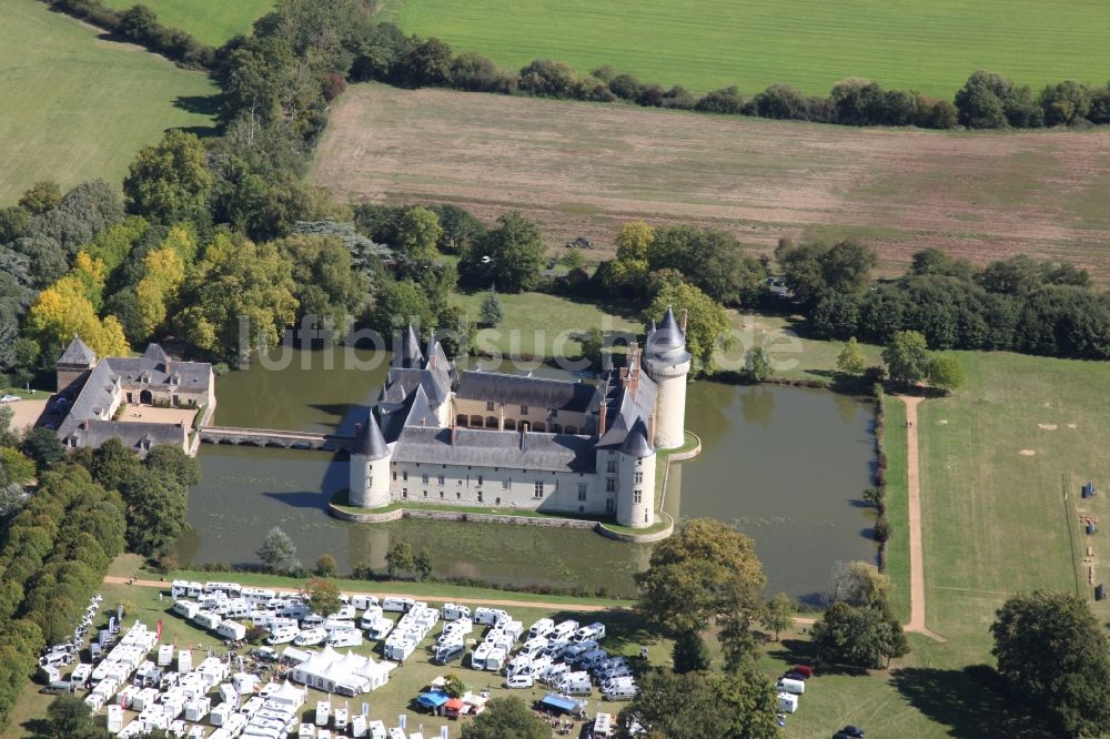 Ecuille von oben - Wassergraben mit Wasserschloß Schloss Chateau du Plessis bourre in Ecuille in Pays de la Loire, Frankreich