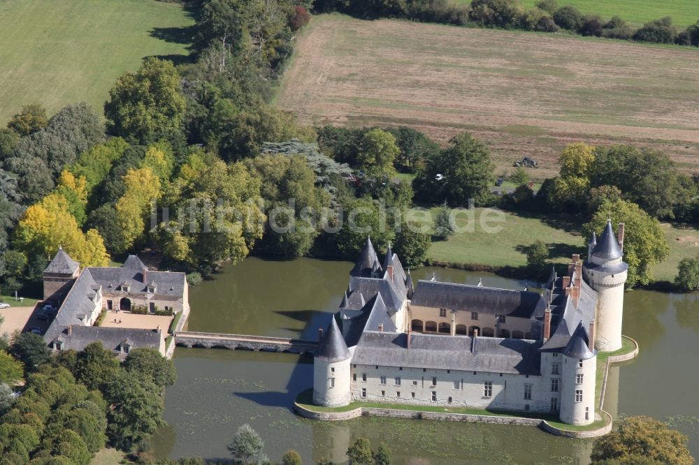 Ecuille aus der Vogelperspektive: Wassergraben mit Wasserschloß Schloss Chateau du Plessis bourre in Ecuille in Pays de la Loire, Frankreich