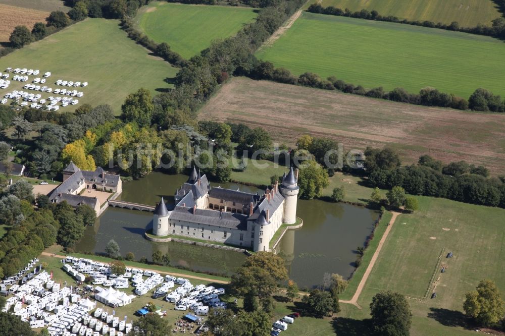 Luftbild Ecuille - Wassergraben mit Wasserschloß Schloss Chateau du Plessis bourre in Ecuille in Pays de la Loire, Frankreich