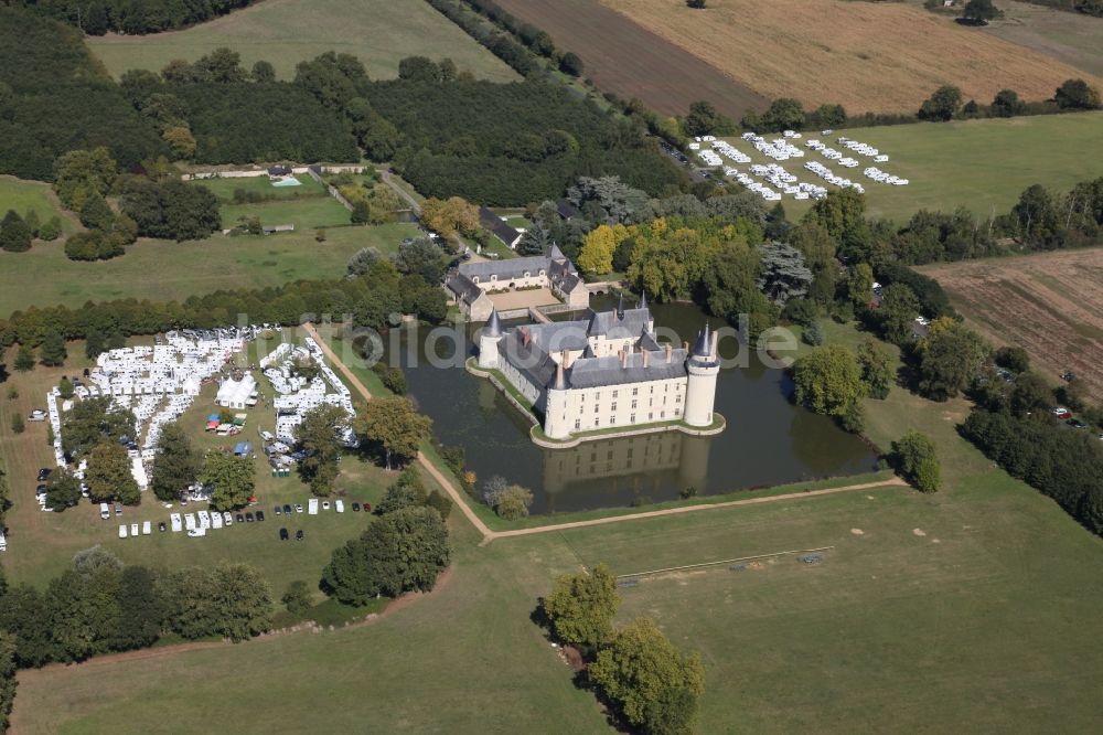 Ecuille von oben - Wassergraben mit Wasserschloß Schloss Chateau du Plessis bourre in Ecuille in Pays de la Loire, Frankreich