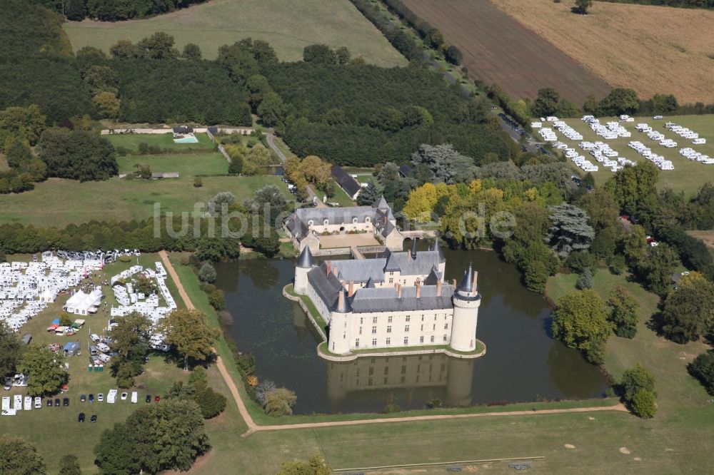 Ecuille aus der Vogelperspektive: Wassergraben mit Wasserschloß Schloss Chateau du Plessis bourre in Ecuille in Pays de la Loire, Frankreich