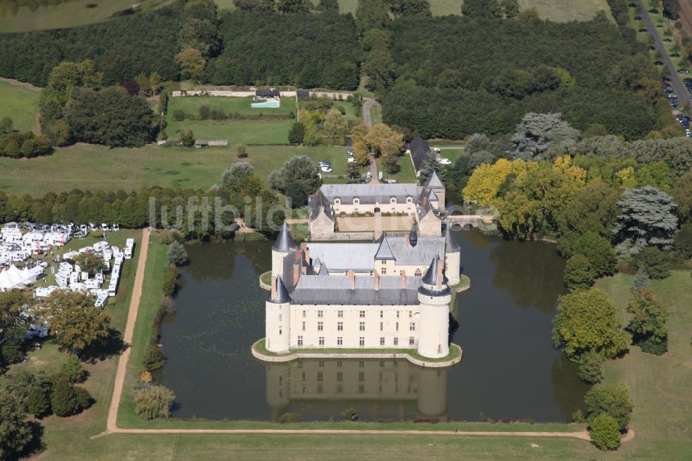 Luftaufnahme Ecuille - Wassergraben mit Wasserschloß Schloss Chateau du Plessis bourre in Ecuille in Pays de la Loire, Frankreich