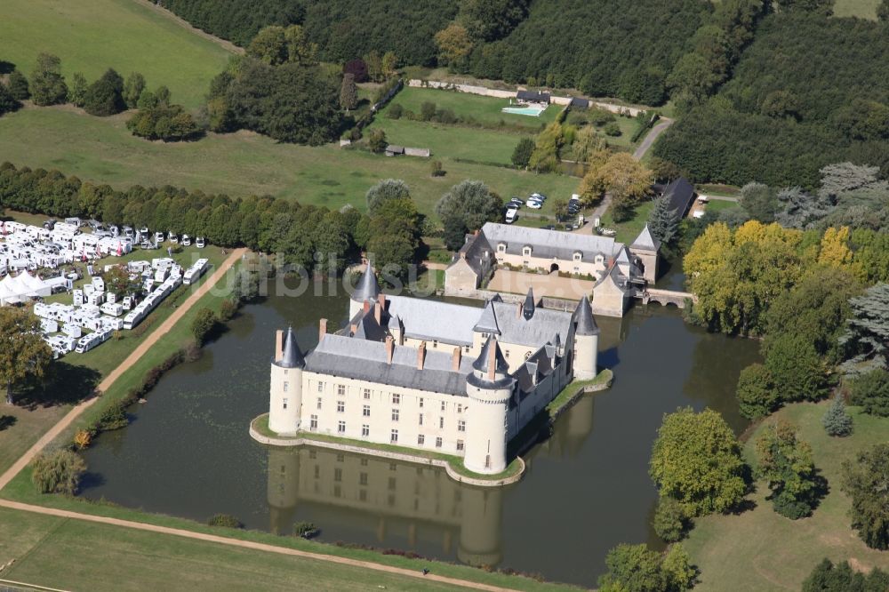 Luftbild Ecuille - Wassergraben mit Wasserschloß Schloss Chateau du Plessis bourre in Ecuille in Pays de la Loire, Frankreich