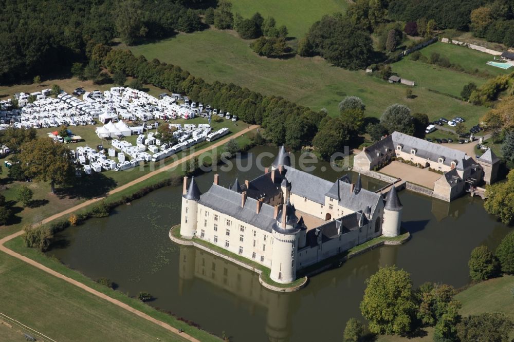 Ecuille aus der Vogelperspektive: Wassergraben mit Wasserschloß Schloss Chateau du Plessis bourre in Ecuille in Pays de la Loire, Frankreich