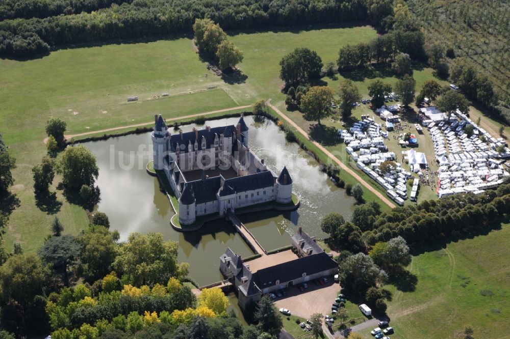 Luftbild Ecuille - Wassergraben mit Wasserschloß Schloss Chateau du Plessis bourre in Ecuille in Pays de la Loire, Frankreich