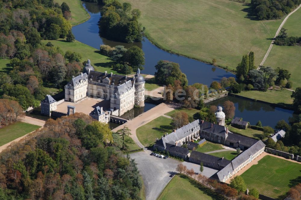 Saint-Georges-sur-Loire aus der Vogelperspektive: Wassergraben mit Wasserschloß Schloss Chateau de Serrant in Saint-Georges-sur-Loire in Pays de la Loire, Frankreich