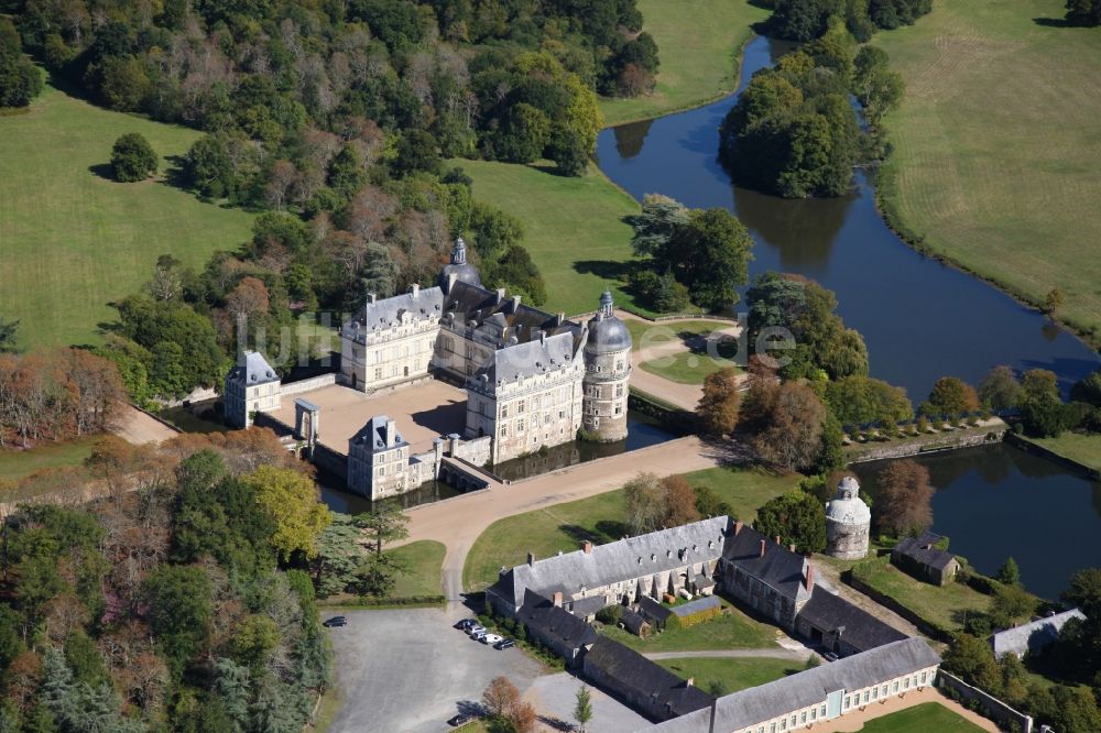 Luftbild Saint-Georges-sur-Loire - Wassergraben mit Wasserschloß Schloss Chateau de Serrant in Saint-Georges-sur-Loire in Pays de la Loire, Frankreich