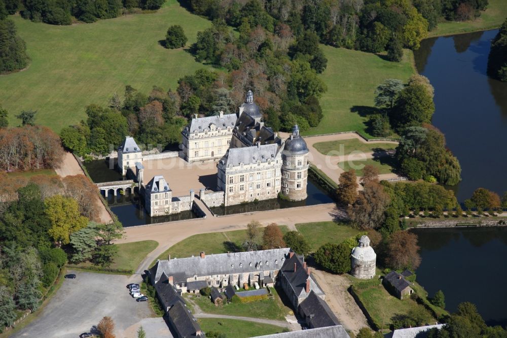 Saint-Georges-sur-Loire von oben - Wassergraben mit Wasserschloß Schloss Chateau de Serrant in Saint-Georges-sur-Loire in Pays de la Loire, Frankreich