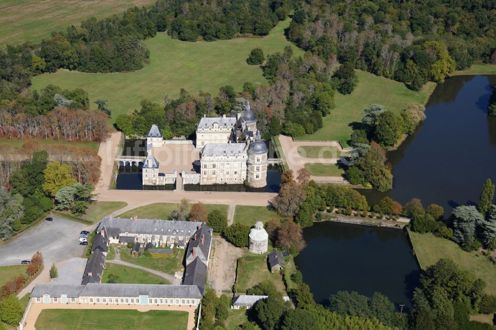 Luftaufnahme Saint-Georges-sur-Loire - Wassergraben mit Wasserschloß Schloss Chateau de Serrant in Saint-Georges-sur-Loire in Pays de la Loire, Frankreich