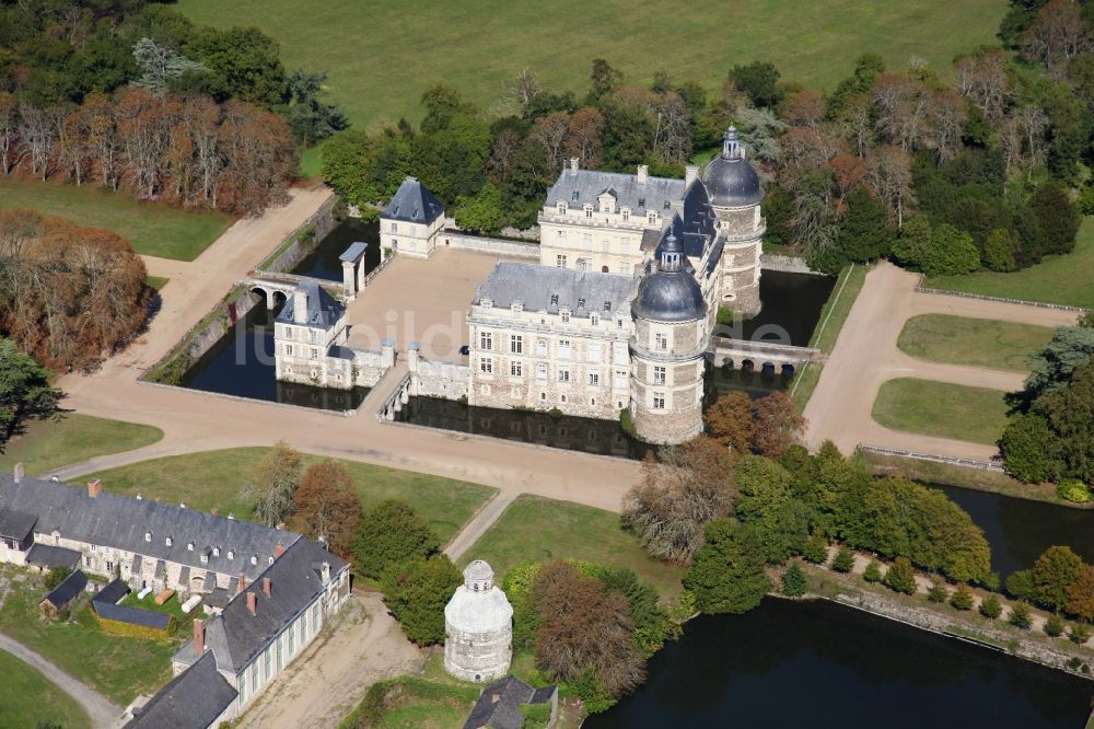 Saint-Georges-sur-Loire von oben - Wassergraben mit Wasserschloß Schloss Chateau de Serrant in Saint-Georges-sur-Loire in Pays de la Loire, Frankreich