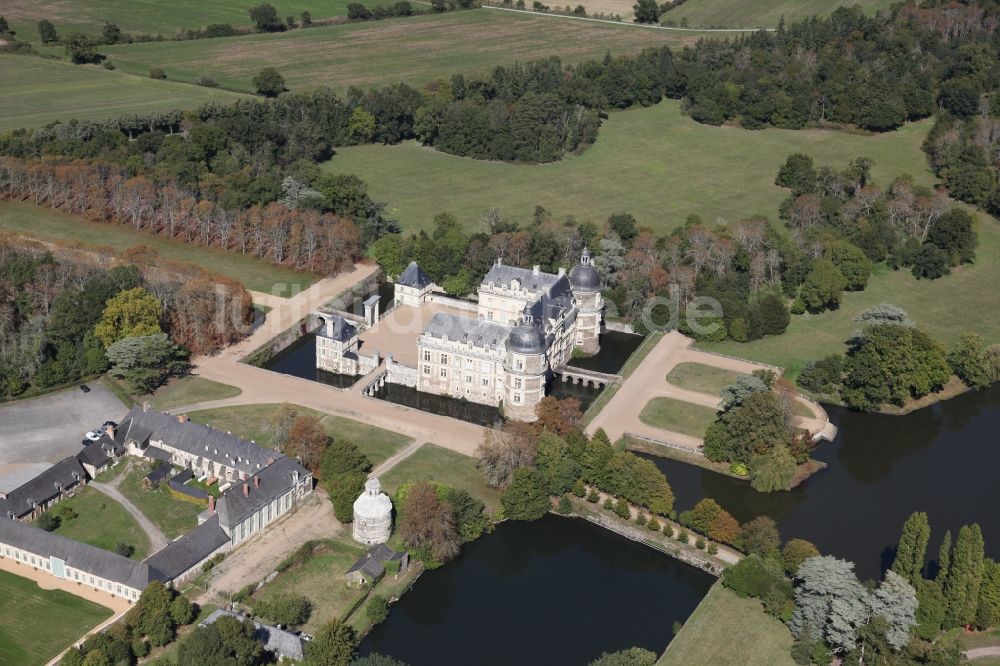 Saint-Georges-sur-Loire aus der Vogelperspektive: Wassergraben mit Wasserschloß Schloss Chateau de Serrant in Saint-Georges-sur-Loire in Pays de la Loire, Frankreich