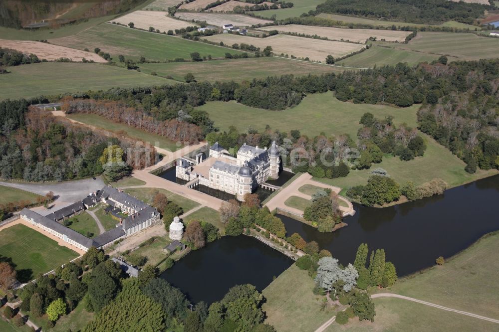 Luftbild Saint-Georges-sur-Loire - Wassergraben mit Wasserschloß Schloss Chateau de Serrant in Saint-Georges-sur-Loire in Pays de la Loire, Frankreich