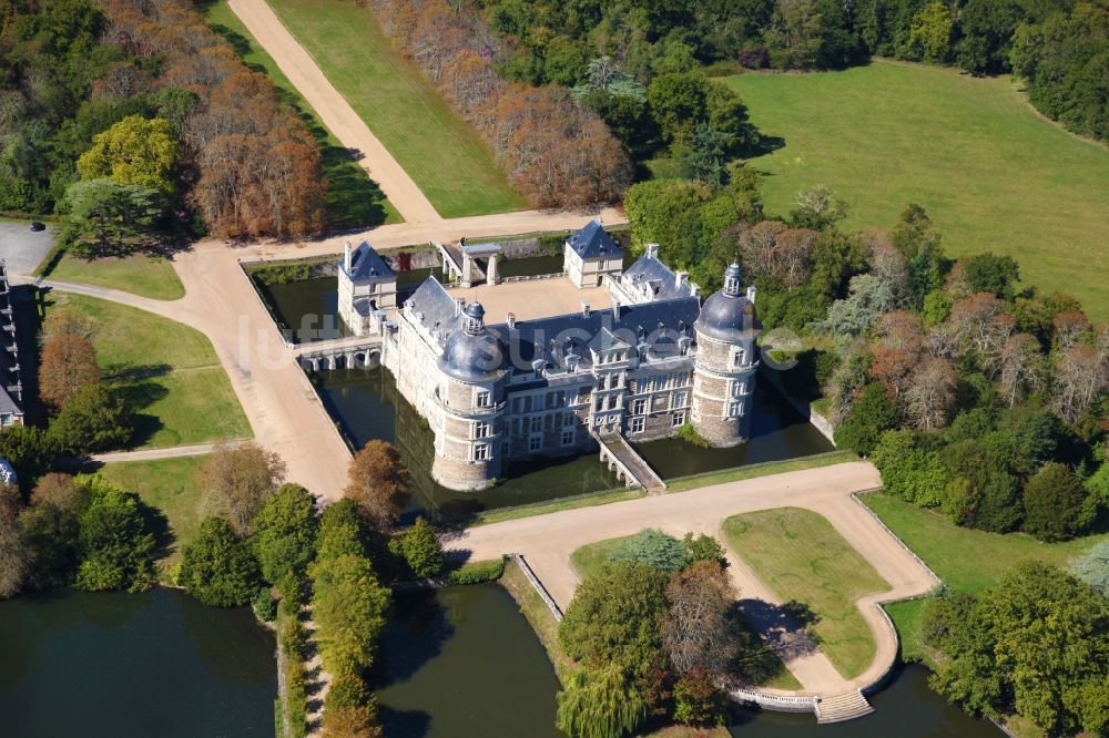 Luftaufnahme Saint-Georges-sur-Loire - Wassergraben mit Wasserschloß Schloss Chateau de Serrant in Saint-Georges-sur-Loire in Pays de la Loire, Frankreich