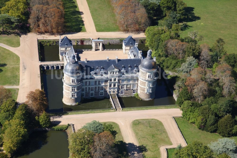 Saint-Georges-sur-Loire aus der Vogelperspektive: Wassergraben mit Wasserschloß Schloss Chateau de Serrant in Saint-Georges-sur-Loire in Pays de la Loire, Frankreich