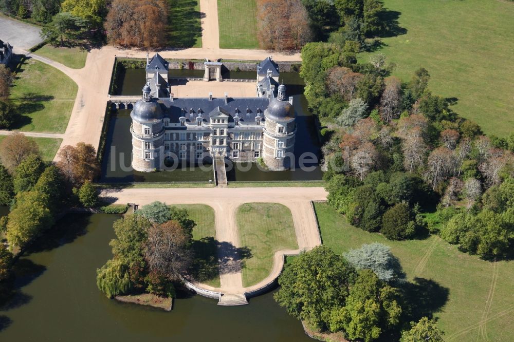 Luftbild Saint-Georges-sur-Loire - Wassergraben mit Wasserschloß Schloss Chateau de Serrant in Saint-Georges-sur-Loire in Pays de la Loire, Frankreich