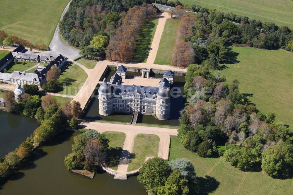 Luftaufnahme Saint-Georges-sur-Loire - Wassergraben mit Wasserschloß Schloss Chateau de Serrant in Saint-Georges-sur-Loire in Pays de la Loire, Frankreich