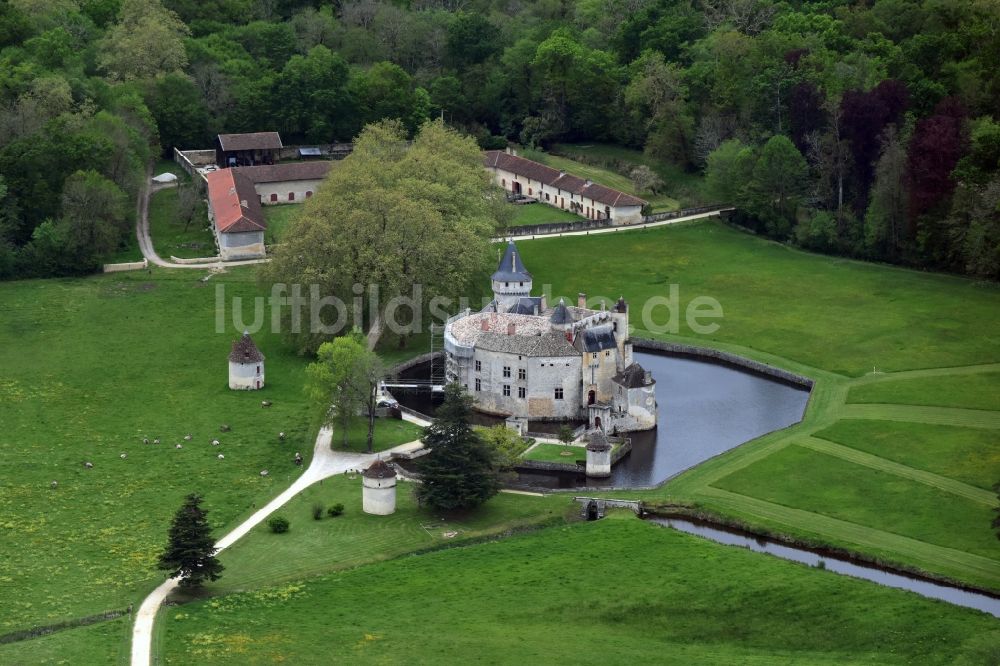 La Brède aus der Vogelperspektive: Wassergraben mit Wasserschloß Schloss Château de la Brède an der Avenue du Château in La Brède in Aquitaine Limousin Poitou-Charentes, Frankreich