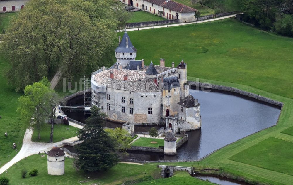 Luftbild La Brède - Wassergraben mit Wasserschloß Schloss Château de la Brède an der Avenue du Château in La Brède in Aquitaine Limousin Poitou-Charentes, Frankreich