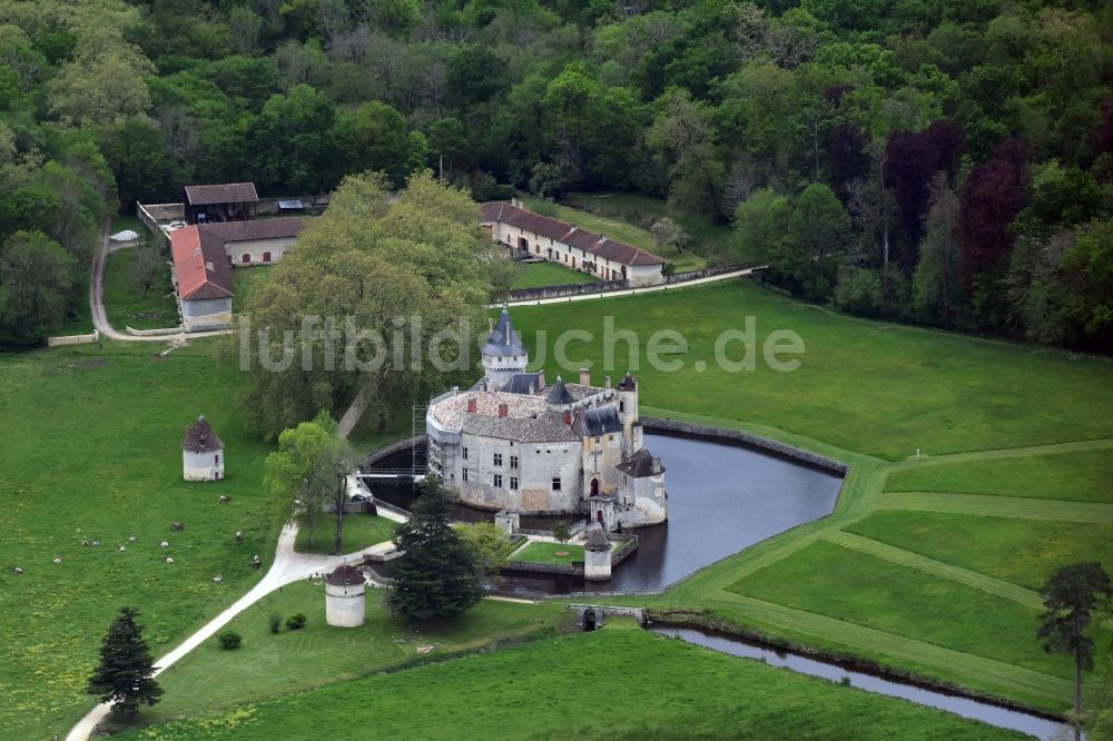 Luftaufnahme La Brède - Wassergraben mit Wasserschloß Schloss Château de la Brède an der Avenue du Château in La Brède in Aquitaine Limousin Poitou-Charentes, Frankreich