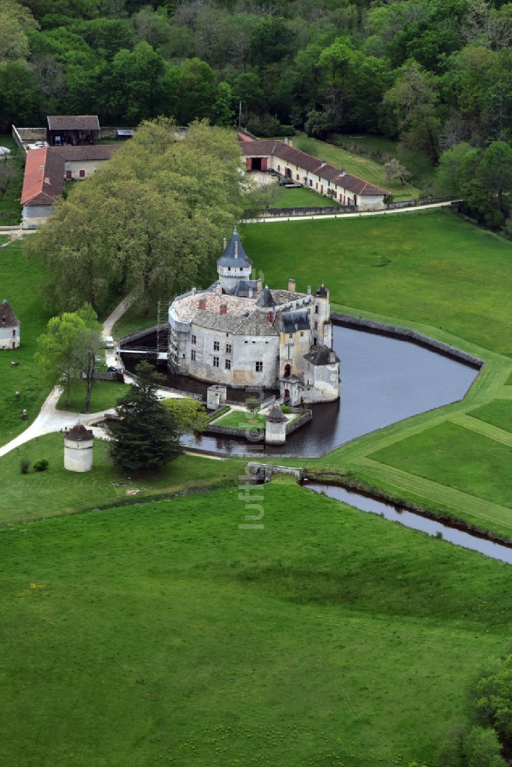 La Brède von oben - Wassergraben mit Wasserschloß Schloss Château de la Brède an der Avenue du Château in La Brède in Aquitaine Limousin Poitou-Charentes, Frankreich