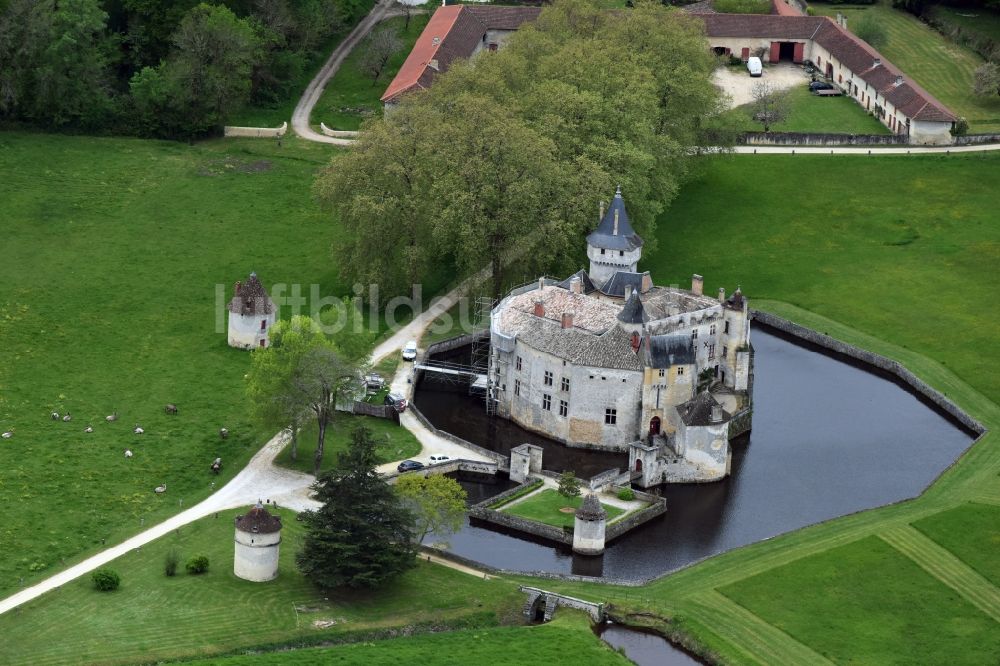 La Brède aus der Vogelperspektive: Wassergraben mit Wasserschloß Schloss Château de la Brède an der Avenue du Château in La Brède in Aquitaine Limousin Poitou-Charentes, Frankreich