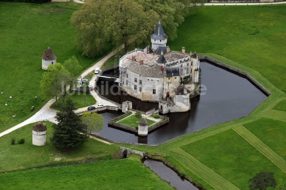 Luftbild La Brède - Wassergraben mit Wasserschloß Schloss Château de la Brède an der Avenue du Château in La Brède in Aquitaine Limousin Poitou-Charentes, Frankreich