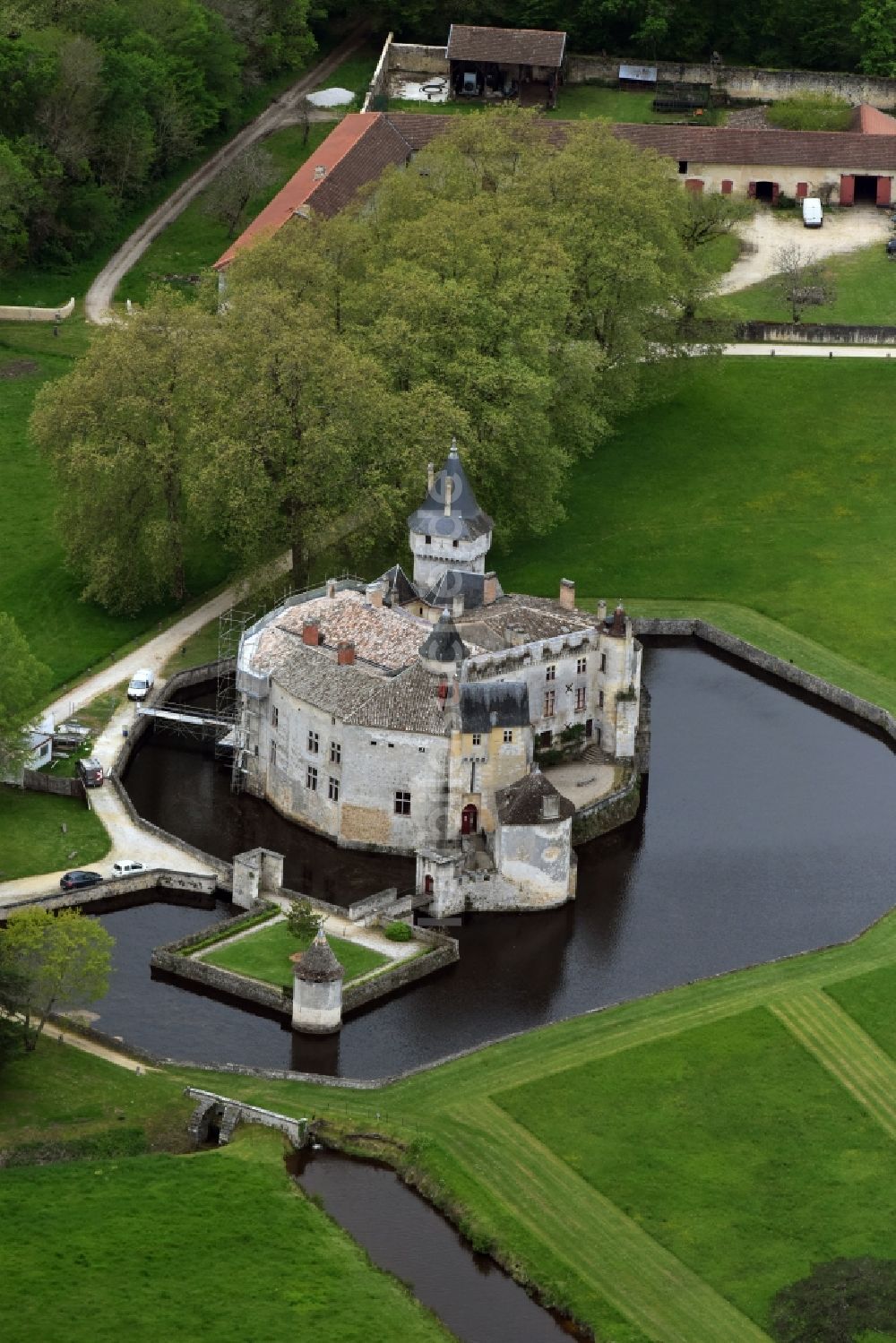 Luftaufnahme La Brède - Wassergraben mit Wasserschloß Schloss Château de la Brède an der Avenue du Château in La Brède in Aquitaine Limousin Poitou-Charentes, Frankreich