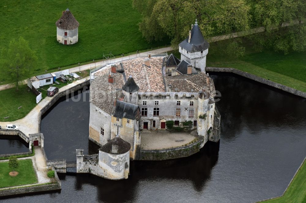 La Brède von oben - Wassergraben mit Wasserschloß Schloss Château de la Brède an der Avenue du Château in La Brède in Aquitaine Limousin Poitou-Charentes, Frankreich