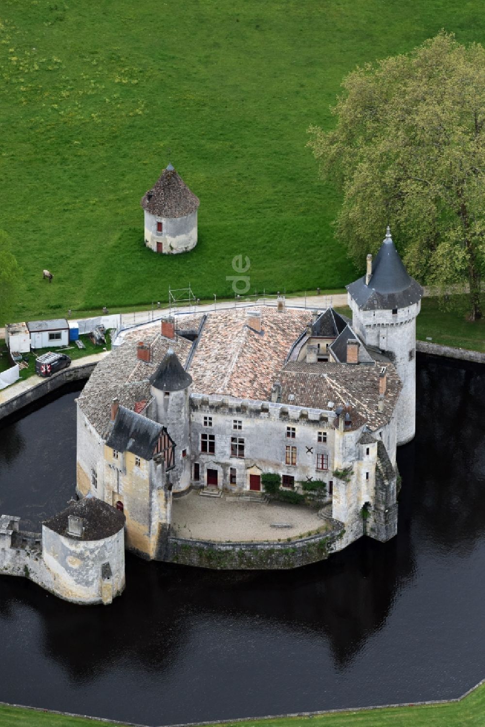 La Brède aus der Vogelperspektive: Wassergraben mit Wasserschloß Schloss Château de la Brède an der Avenue du Château in La Brède in Aquitaine Limousin Poitou-Charentes, Frankreich